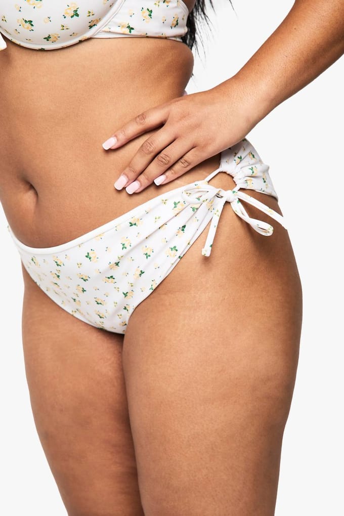 boohoo Dames Plus Ditsy Floral Gerimpte Bum Tie Zij Bikini Slip | Geel | Maat: 52
