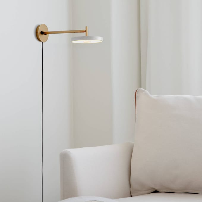 UMAGE LED wandlamp Asteria Short, lichtgrijs/messing, stekker