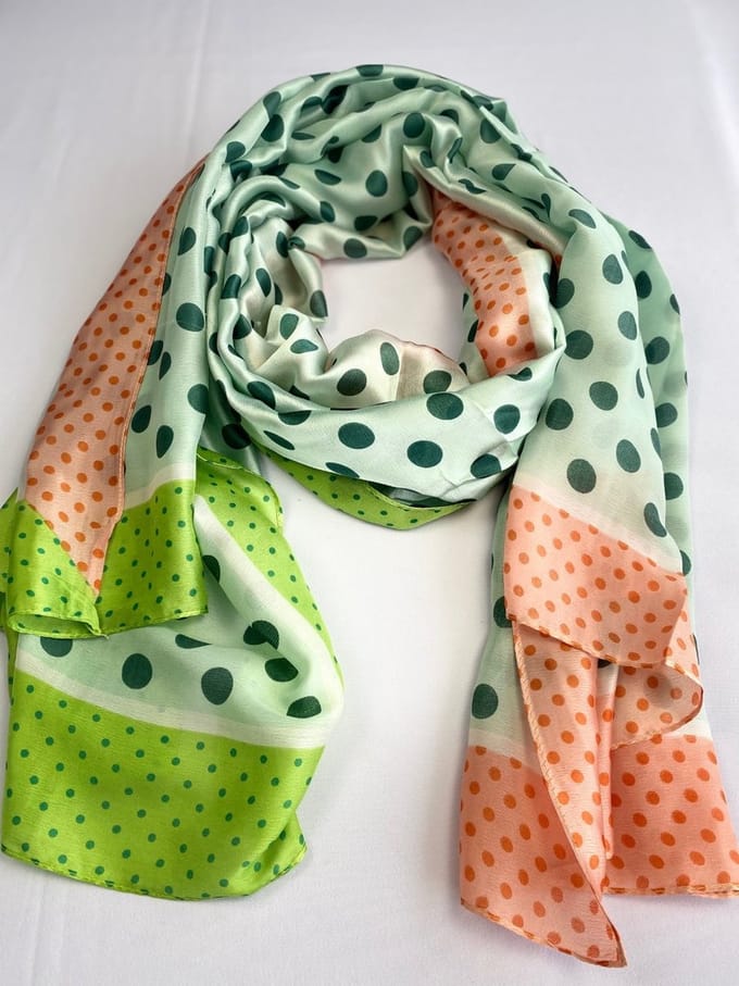 Sjaal modieus van glad materiaal 20% zijden met 80 % viscose
