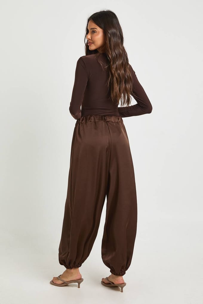 boohoo Dames Satijnen Broek met Elastische Taille en Volumineuze Pasvorm | Chocolate | Maat: 10