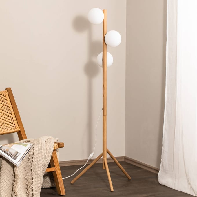 TK Lighting Estera vloerlamp, opaalglas, houten frame, 132 cm, 3-lamps