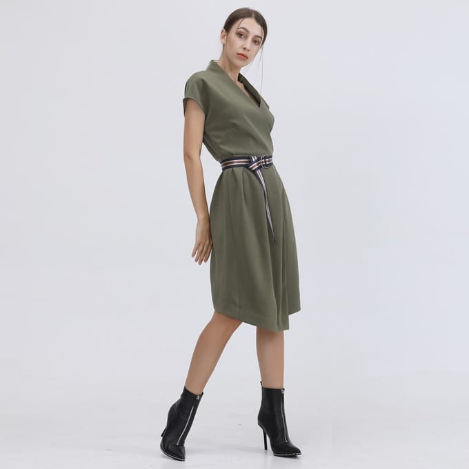Mid-length wrap Effet-jurk en toegevoegde riem