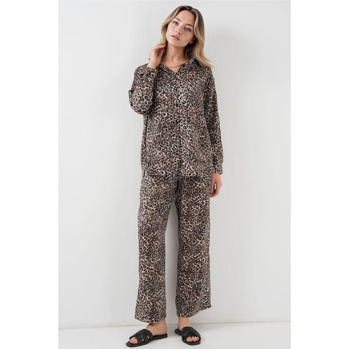 Leopardprint Knopenblouse en Wijde Pantalon Satijnen Twee-Piece Set