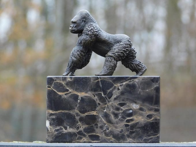 Bronzen beeld Gorilla op Marmeren voet
