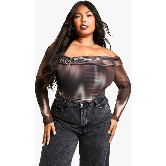 boohoo Dames Plus Abstract Bardot Bodysuit met Ringdetail | Brown | Maat: 28