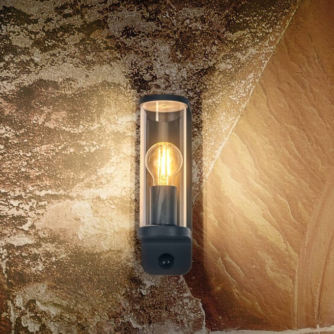 OSRAM Endura Classic LED-wandlamp Tubular, E27-uitvoering, PIR-sensor, IP44, aluminium donkergrijs, glas