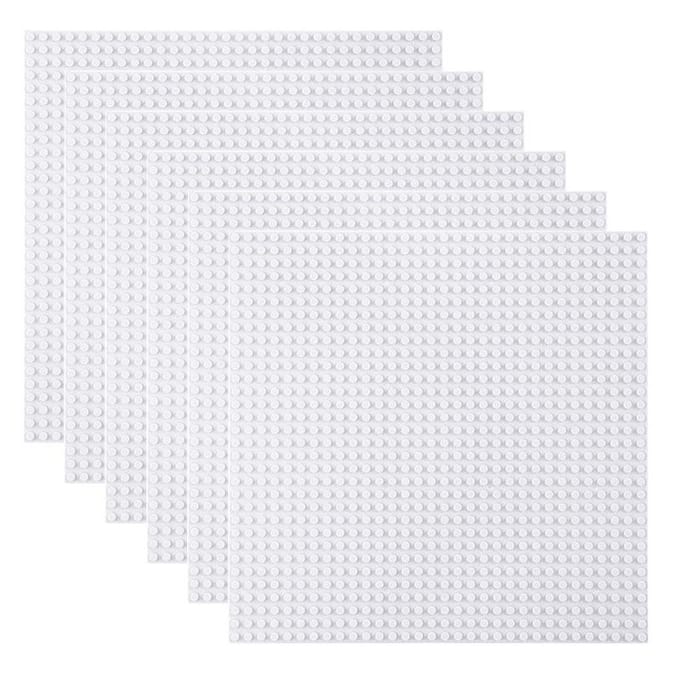 6 pièces 32x32 Briques de construction de base de plateforme idéales pour les tables d'activités sont assemblées sur des accessoires en coussin. 32x32
