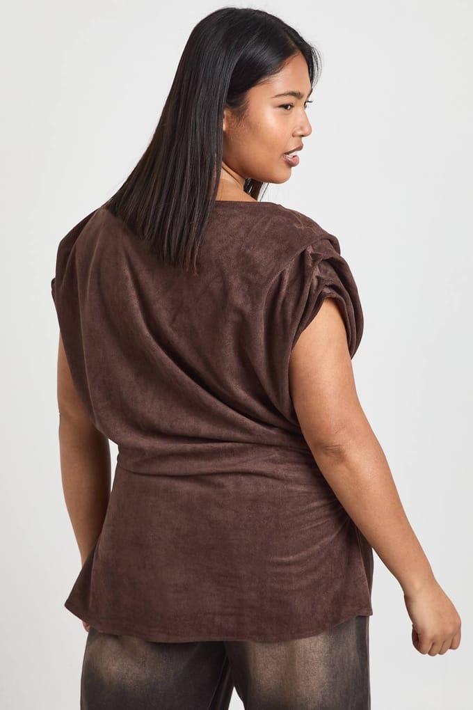 boohoo Dames Plus Suede Gerimpeld Shirt Met Korte Mouwen | Chocoladebruin | Maat: 48
