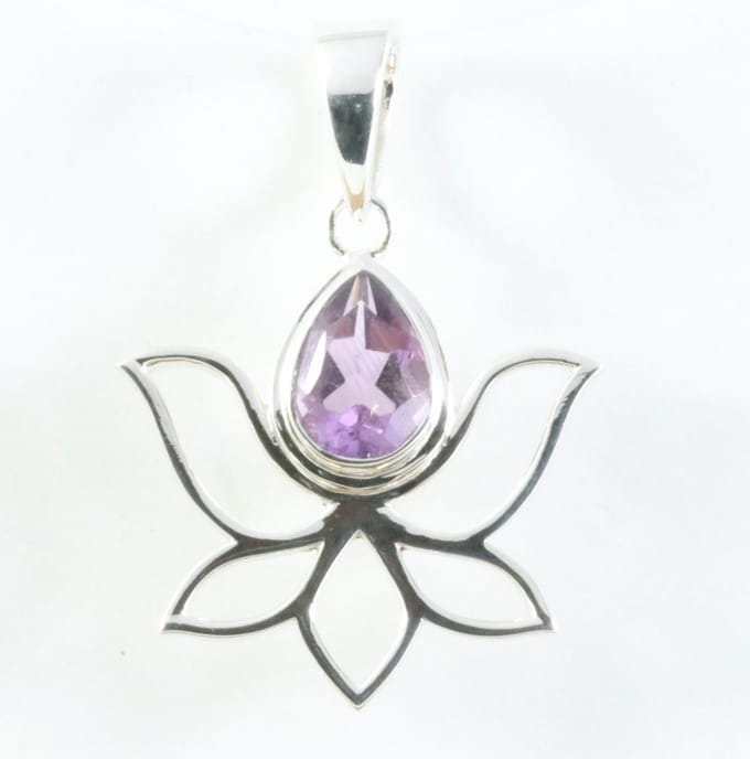 Opengewerkte zilveren lotus bloem hanger met amethist