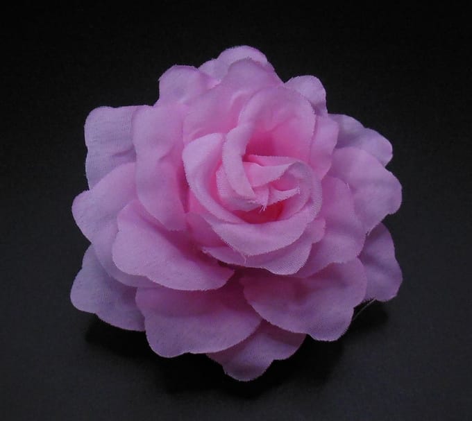 1 Roosje groot met duckklem+elastiek roze