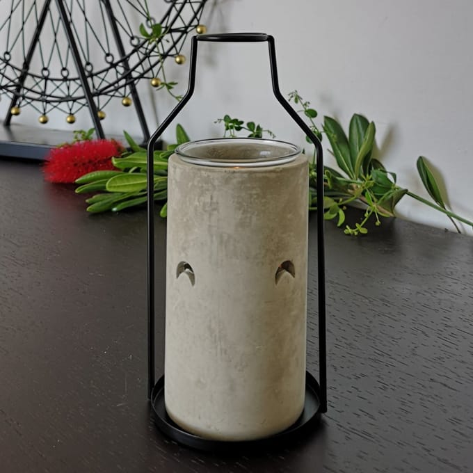 Geurbrander beton met zwart metaal