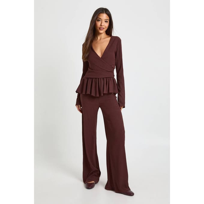 boohoo Dames Getextureerd wikkeldetail lange mouwtop en broekset | Chocolate | Maat: 14