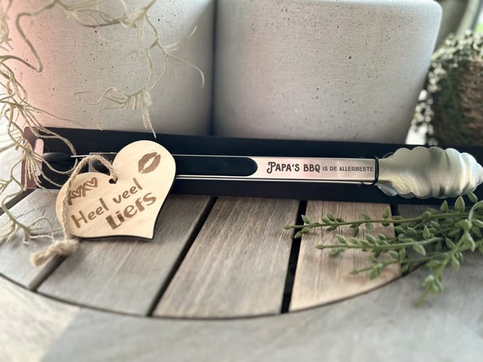 Creaties van hier – BBQ tang papa met houten hartje – hittebestendig - Rvs – 40 cm – BBQ Tang