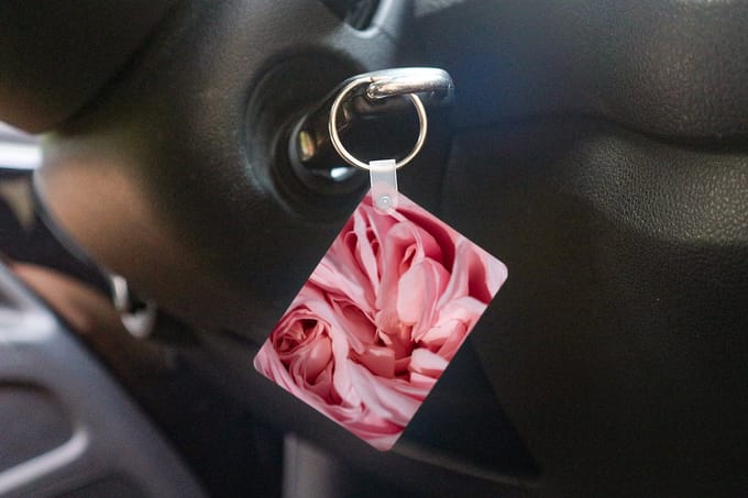 Sleutelhanger - De ingevouwen bladeren van een roze roos - Uitdeelcadeautjes - Plastic