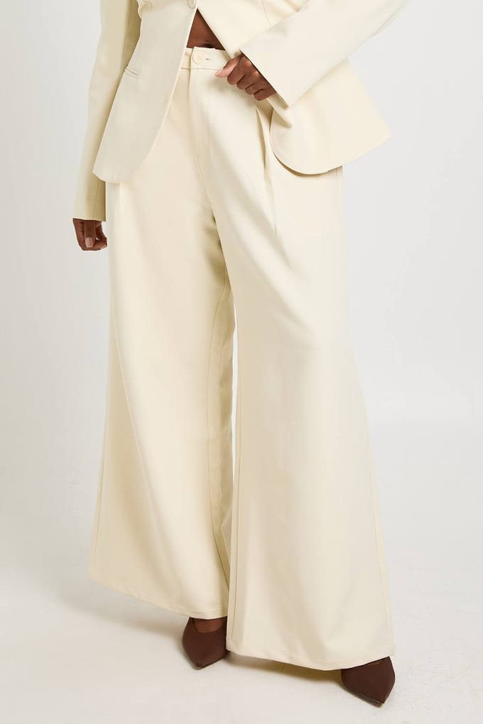 boohoo Dames Plus Getailleerde Wijde Pijpenbroek | Creme | Maat: 48