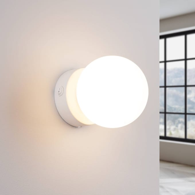 Wandlamp YOLI 1 met glazen bol en schakelaar - Sollux Lighting - IP20 - Wit staal/glas behuizing - 12 x 14 x 12 cm - 1 x G9 LED, exclusief lichtbron - Max. 8 W - Moderne wandlamp voor gang, hal en woonkamer