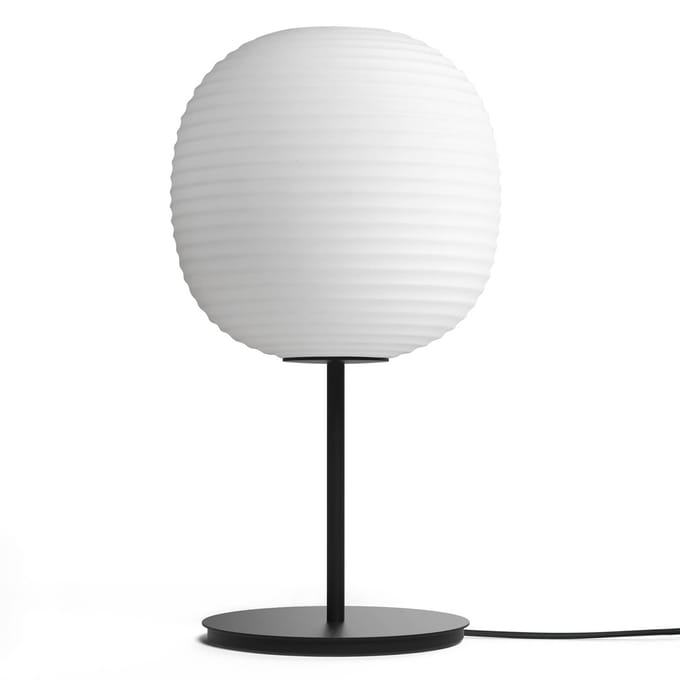 NEW WORKS Lantern Tafellamp M. Zwarte Voet & Matwit Wit Opaalglas Middelgroot