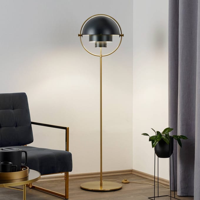 Gubi vloerlamp Multi-Lite, hoogte 148 cm, messing/zwart