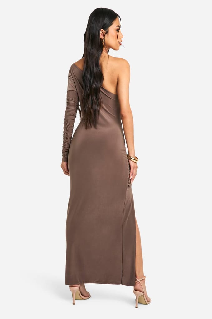 boohoo Dames One-shoulder slinky geroqueerde maxi-jurk | Mokka | Maat: 44