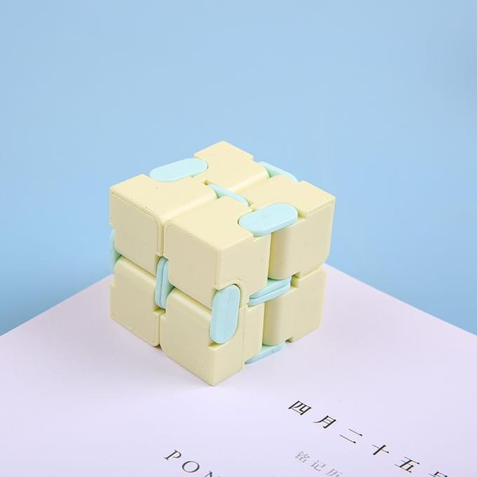 Grensoverschrijdende Flip Pocket Dobbelstenen Rubiks Kubus Creatieve Vinger Rubiks Kubus Decompressie Vent Variëteit geel