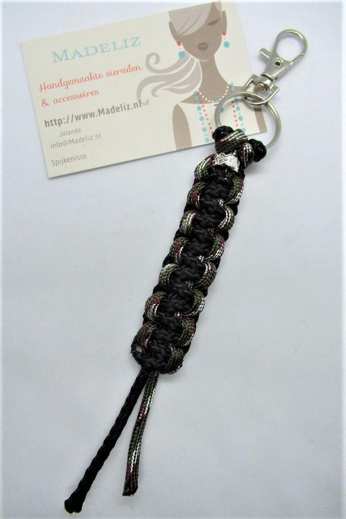 Paracord sleutelhanger (Zwart/Groen/rood/wit)