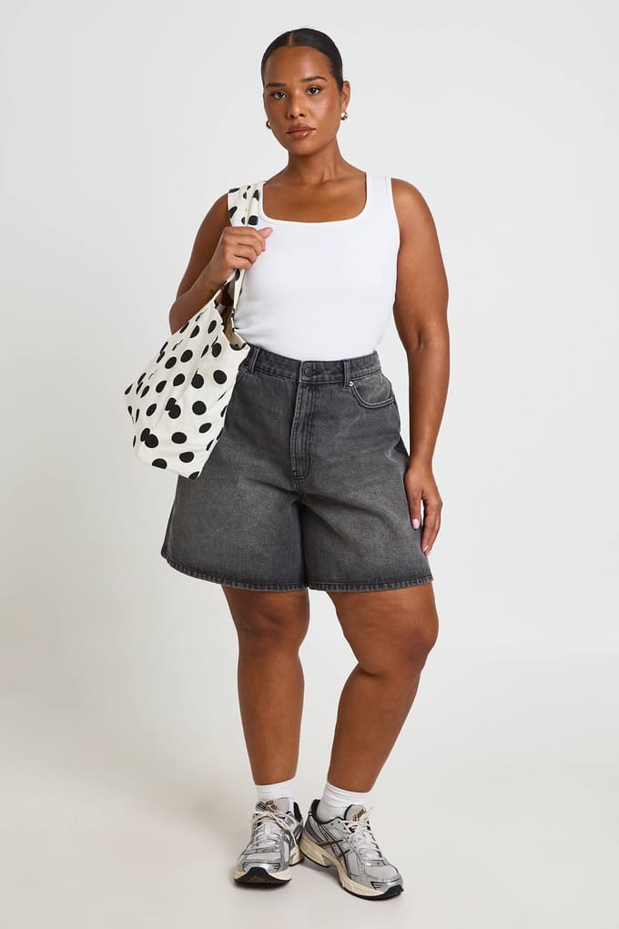 boohoo Dames Plus Denim Boyfriend Short | Washed Black | Maat: 48