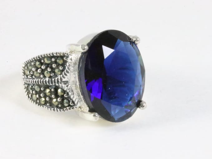 Zware zilveren ring met blauwe saffier en marcasiet - maat 18