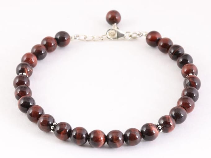 Zilveren armband met rode tijgeroog kralen