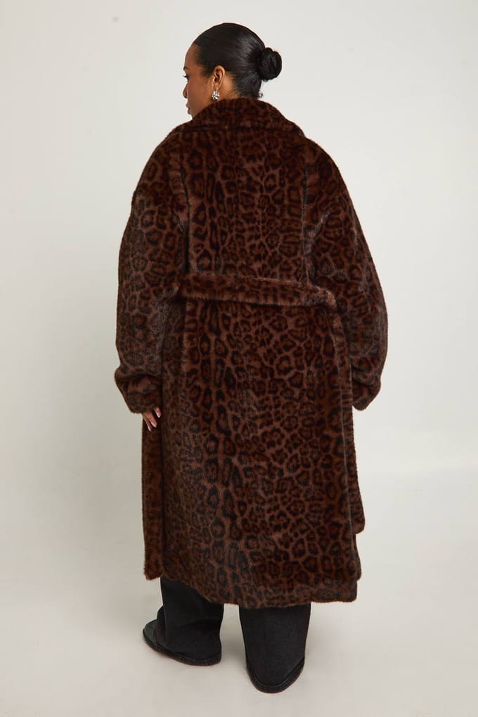 boohoo Dames Plus jas met band in de taille, nepbont, lang gesneden jasje | Leopard | Maat: 16