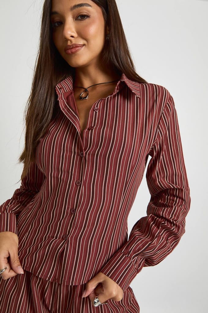 boohoo Dames Gestreept Slim Fit Shirt | Bordeaux Rood | Maat: 44