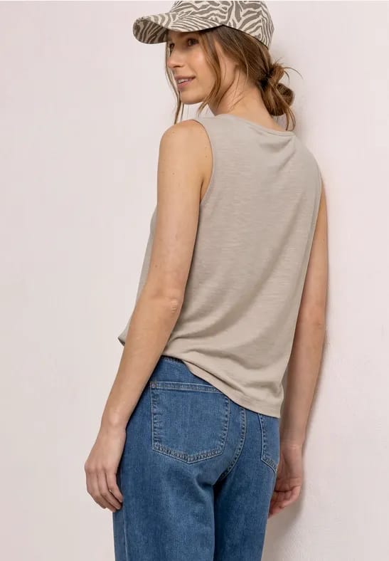 Top met ronde hals en schouderdetails