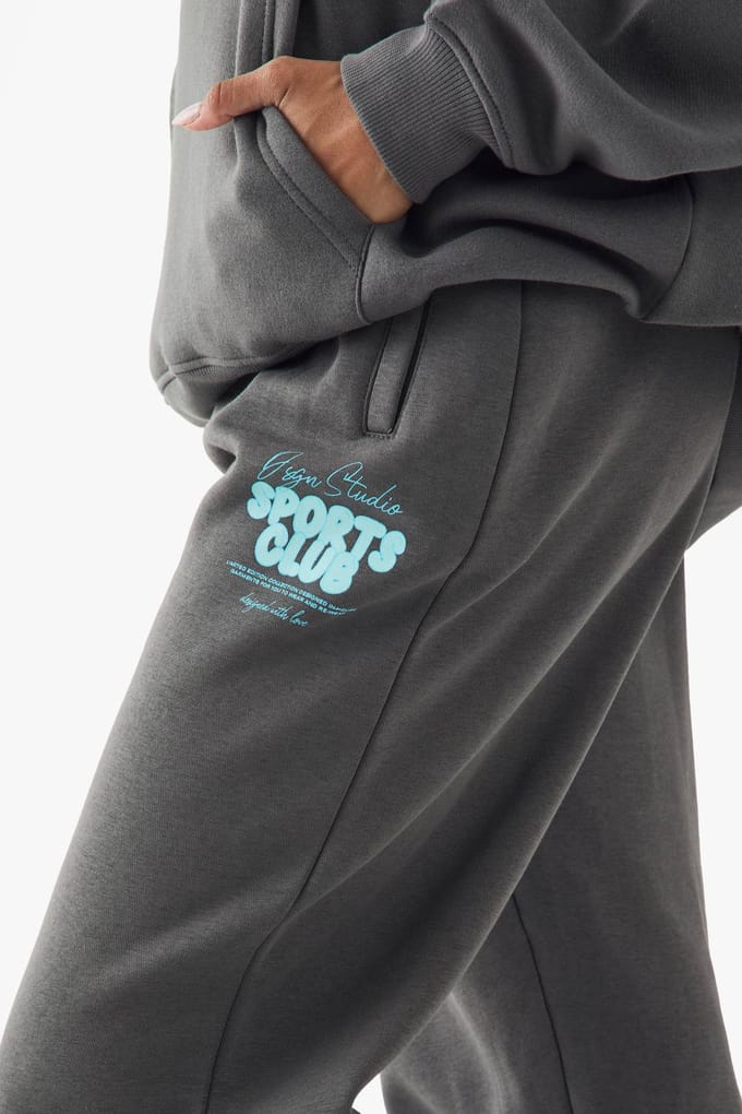boohoo Dames DSGN Studio Sports Bubble Slogan Cuffed Oversized Jogger | Charcoal | Maat: Small