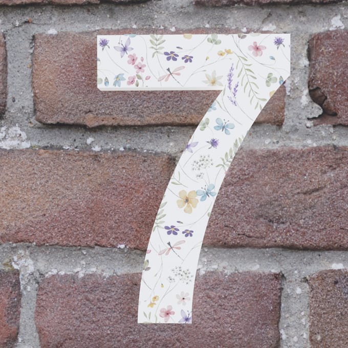 Huisnummer Arial 7 wit met bloemen - Maat: Middel (15 cm) - zelfklevend - Huisnummerbord -