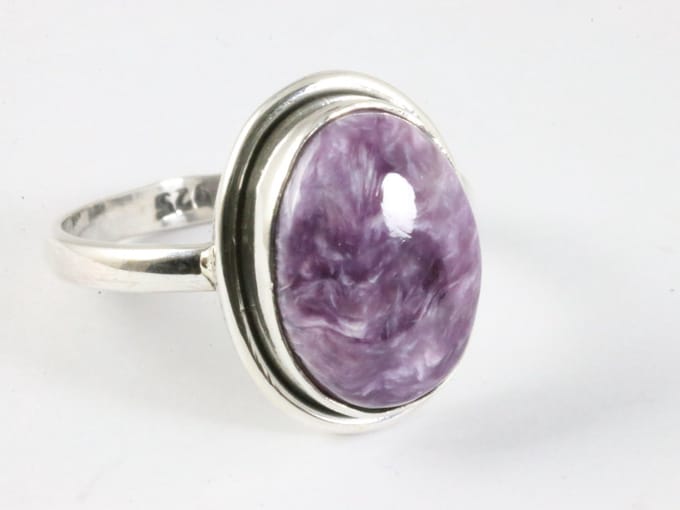 Ovale zilveren ring met paarse charoiet - maat 18