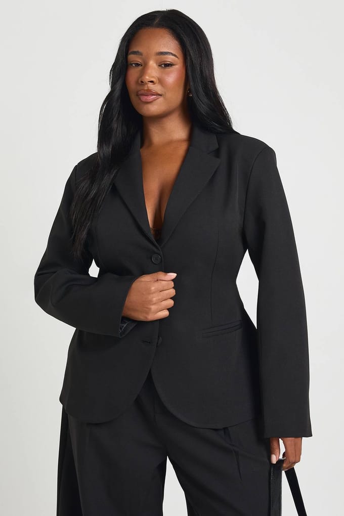 boohoo Dames Plus Getailleerde Peplum Blazer met Ingeklapte Taille | Zwart | Maat: 46