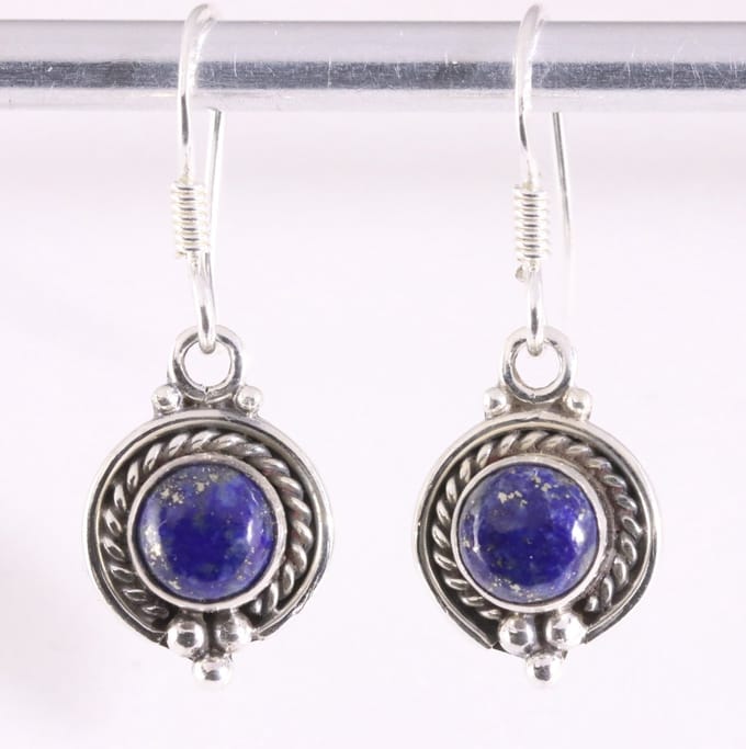 Fijne bewerkte zilveren oorbellen met lapis lazuli