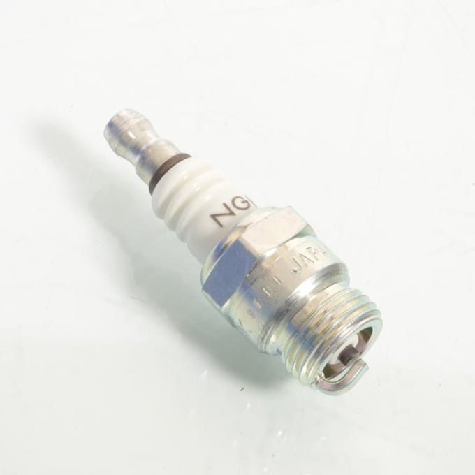 Bougie d'allumage NGK pour Auto BM7F / 6421 Neuf