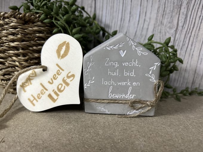 Creaties van Hier – Cement house Zing, vecht... met houten hartje - 8 cm – Cement