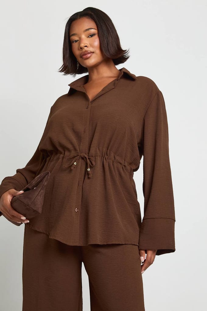 boohoo Dames Plus Geweven Overhemd met gebonden taille & broek co-ord | Chocoladebruin | Maat: 52