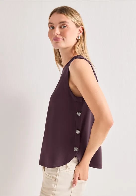 Top met knoopdetails opzij