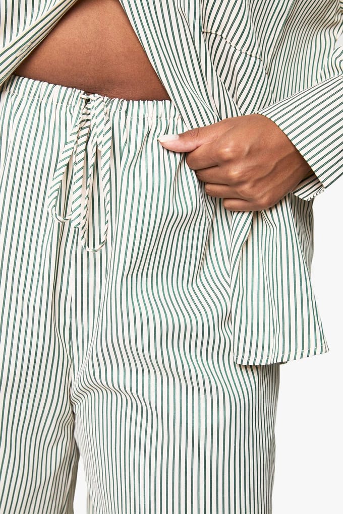 boohoo Dames Plus-geweven gestreepte elastische broek met wijde pijpen | Groente | Maat: 44