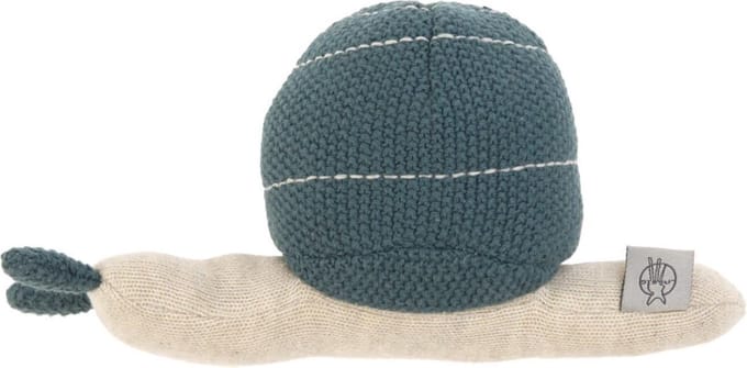 Lässig gebreid speeltje en knuffel met rammelaar Garden Explorer Snail blue