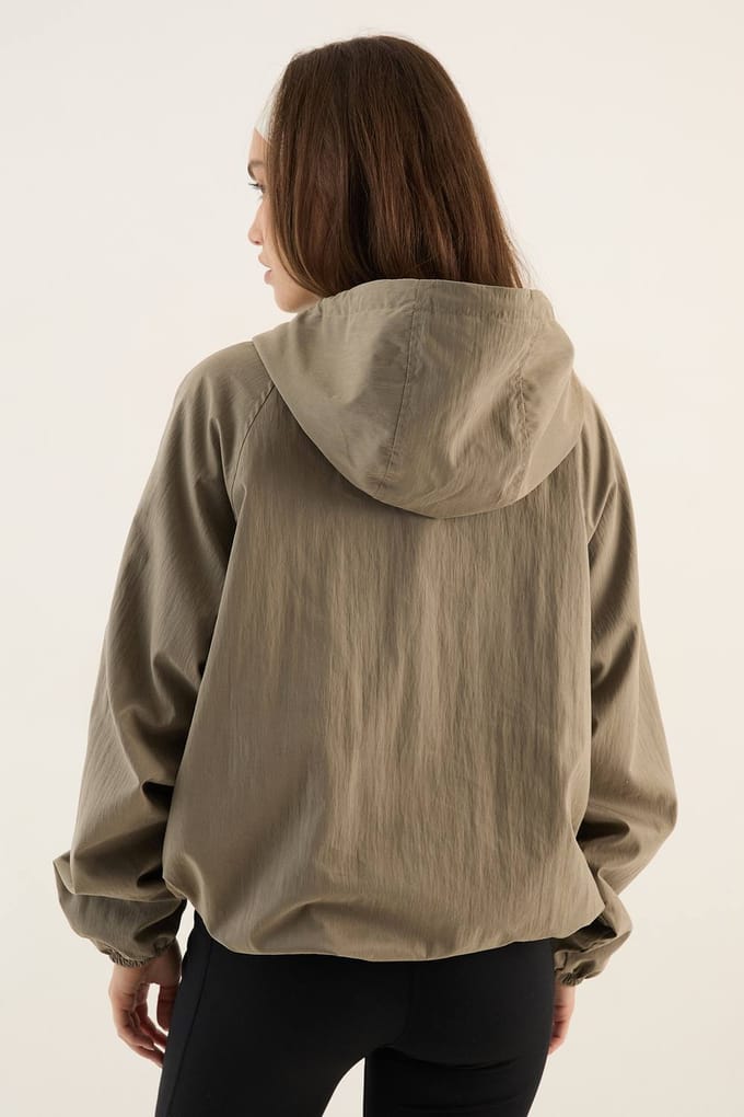 Dames Dsgn Studio Trechter Hals Windbreaker Met Capuchon | Licht Kaki | Maat: 3XL