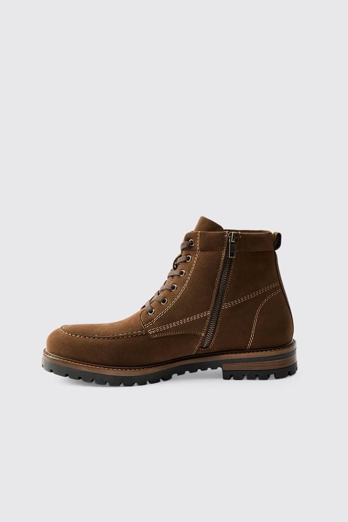Boot met synthetisch suède, contrasterende stiksels en vetersluiting | Chocolate | Size 43