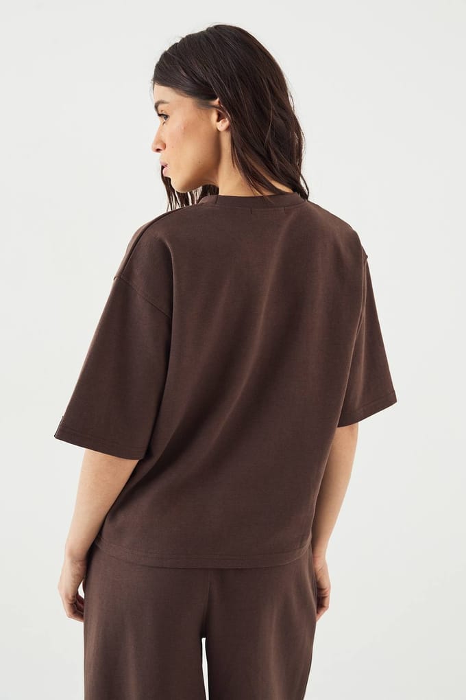 Dames DSGN Studio Interlock Crew Neck Oversized T-Shirt | Dark Chocolate | Maat: Medium