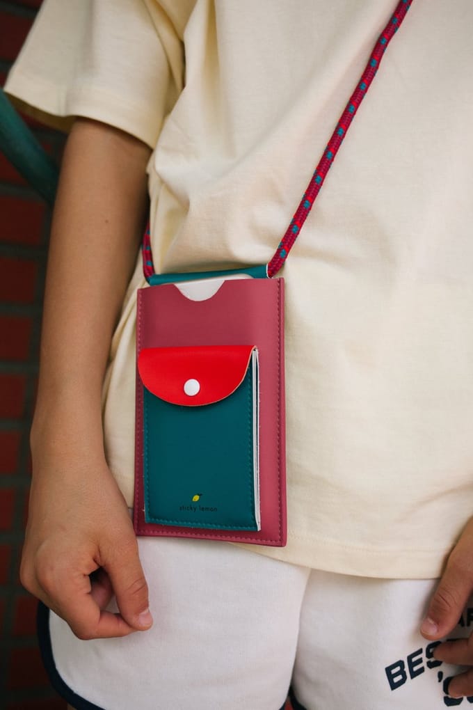 Sticky Lemon - telefoon pouch - beter samen - atletiekbaan