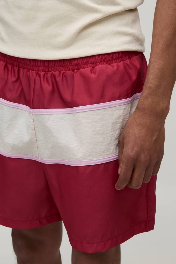 Ontspannen Pasvorm Gestreepte Panelen Korte Lengte Nylon Shorts | Red | Size Large