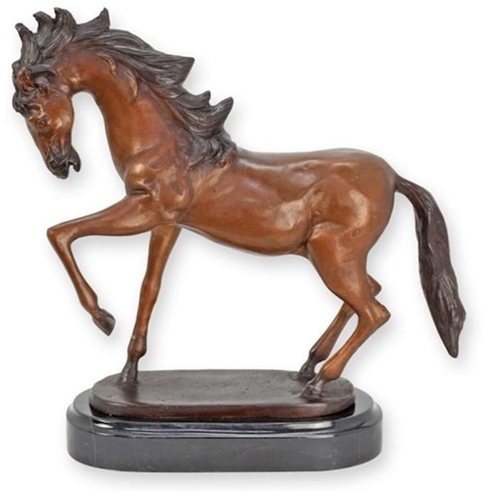 EEN BRONZEN BEELD VAN EEN PAARD