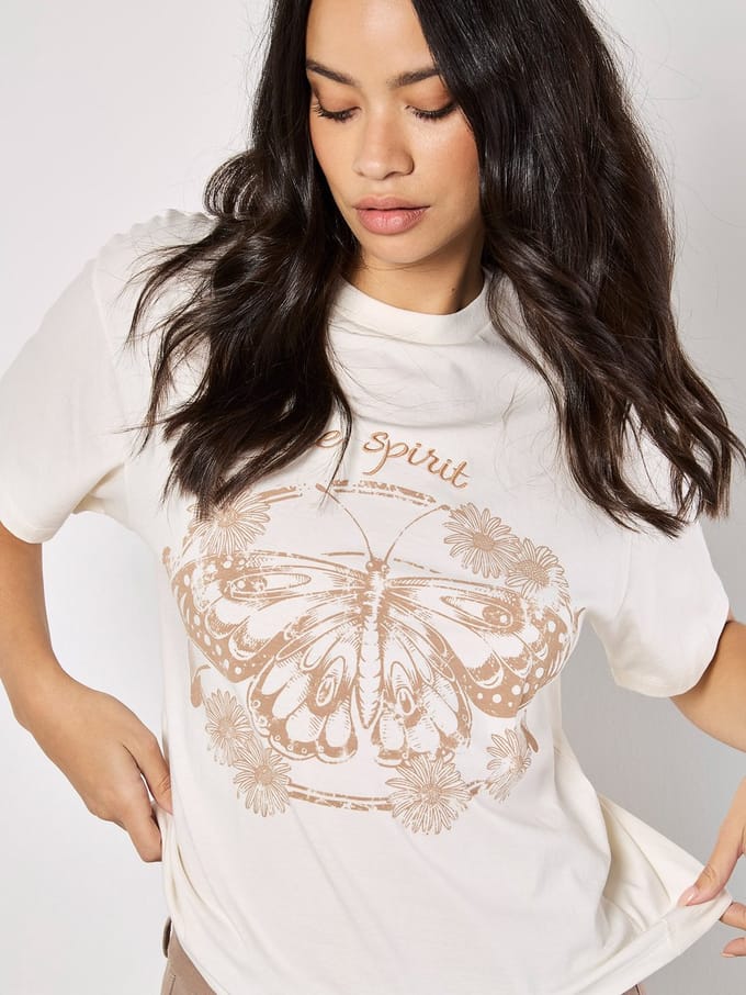 Free Spirit T-shirt met geborduurde vlinder