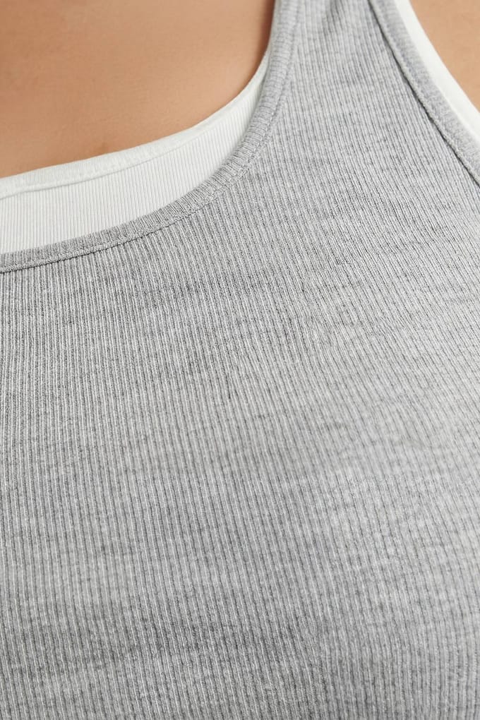 boohoo Dames Plus Geribbeld Gelaagd Vest Met Gouden Biesje | Grey | Maat: 18
